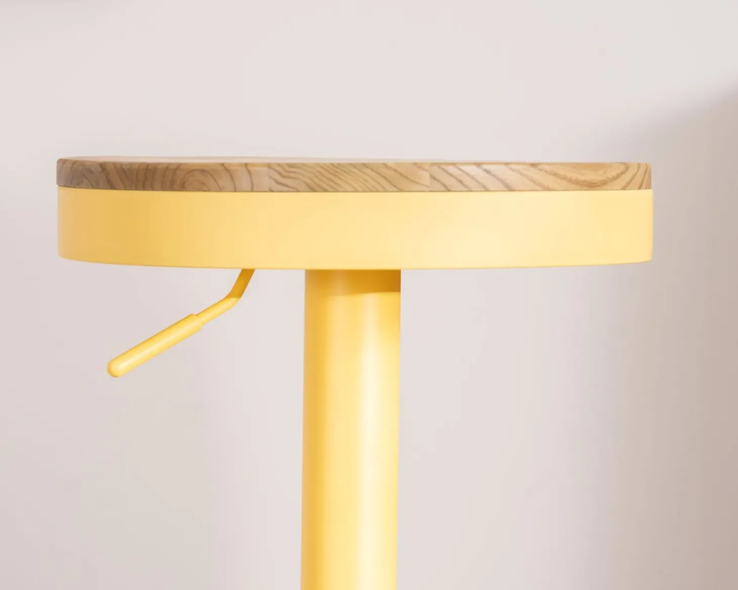 Lot de 2 tabourets en métal jaune acidulé avec assise bois "Juo" hauteur réglable