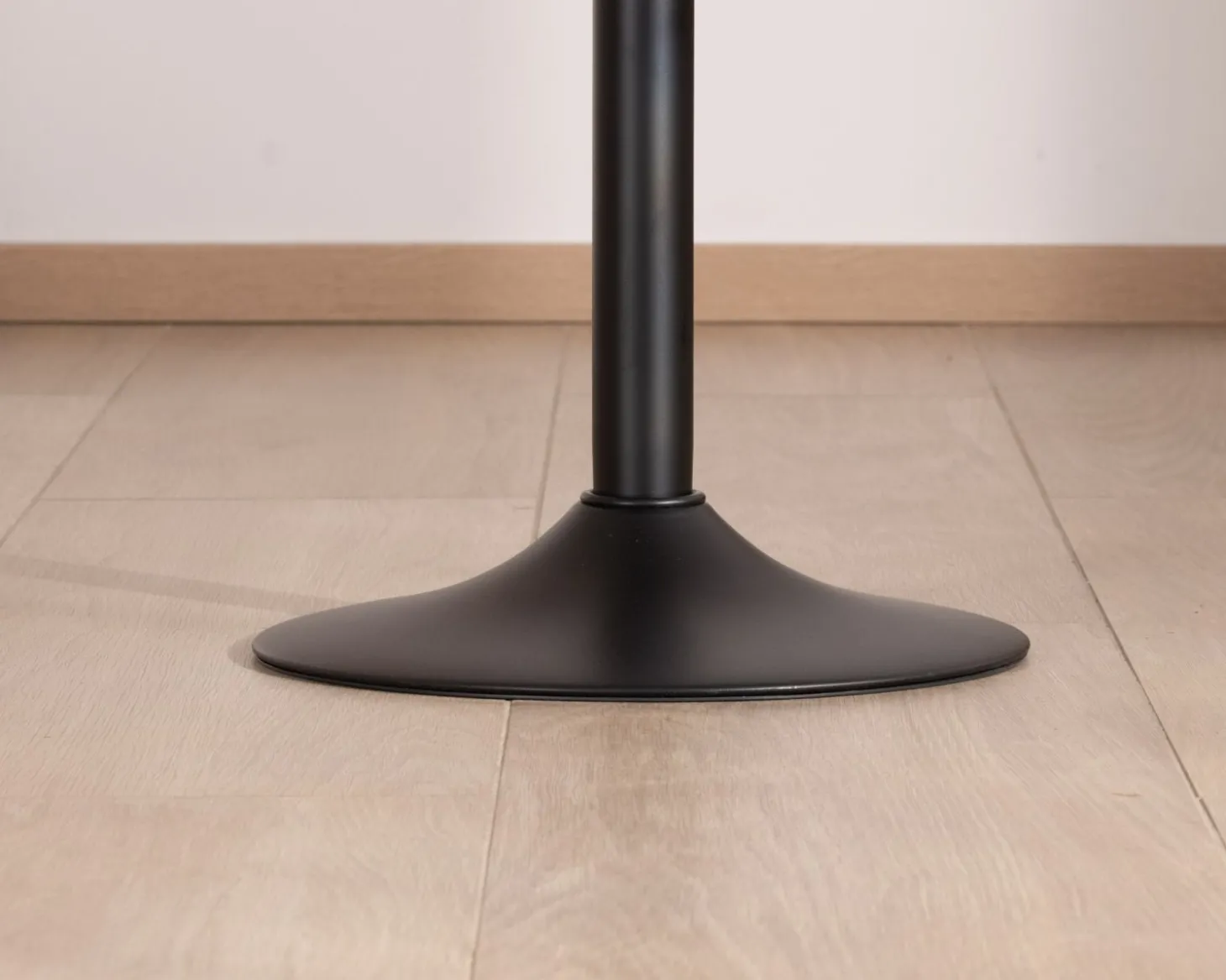 Lot de 2 tabourets réglables en hauteur avec assise bois "Juo" en métal noir