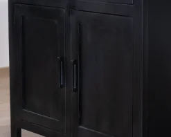 Îlot de cuisine noir avec coin repas 