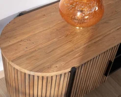 Meuble télé arrondi et façades cannelées en teck recyclé 