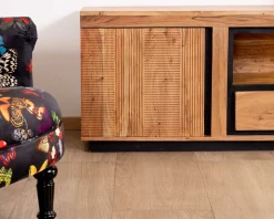 Meuble TV 145 cm contemporain en acacia avec liserés noirs 