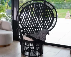 Original fauteuil style Pomare en rotin tressé noir "Taïpa Beach"