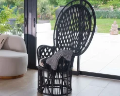 Original fauteuil style Pomare en rotin tressé noir "Taïpa Beach"