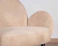 Petit fauteuil esprit scandinave en tissu duveteux beige 