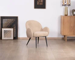 Petit fauteuil esprit scandinave en tissu duveteux beige 