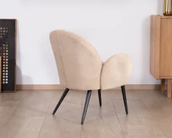 Petit fauteuil esprit scandinave en tissu duveteux beige 