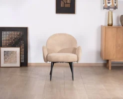 Petit fauteuil esprit scandinave en tissu duveteux beige 
