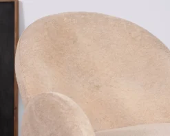 Petit fauteuil esprit scandinave en tissu duveteux beige 