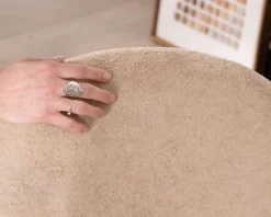 Petit fauteuil esprit scandinave en tissu duveteux beige 
