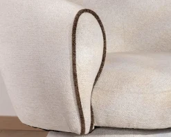 Petit fauteuil lounge en tissu bouclette blanc cassé "Sweet Culture" design enveloppant