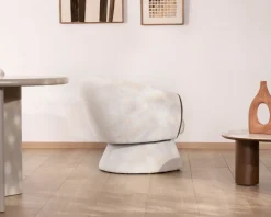 Petit fauteuil lounge en tissu bouclette blanc cassé "Sweet Culture" design enveloppant