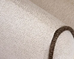 Petit fauteuil lounge en tissu bouclette blanc cassé 