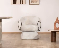Petit fauteuil lounge en tissu bouclette blanc cassé 