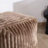 Petit pouf carré en velours camel "Lizard"