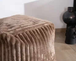 Petit pouf carré en velours camel "Lizard"