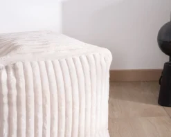 Petit pouf cubique en velours blanc 