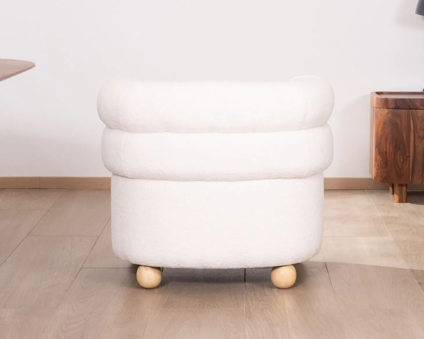 Petite chauffeuse en tissu bouclette blanc design 70's "Wala"