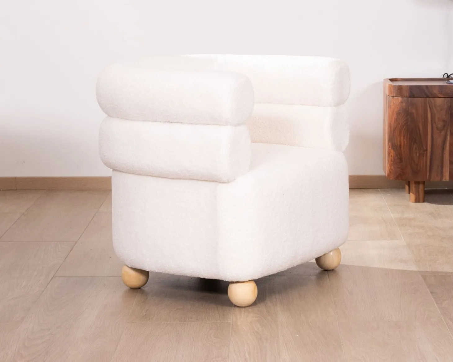 Petite chauffeuse en tissu bouclette blanc design 70's "Wala"