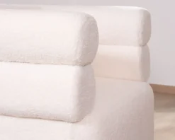 Petite chauffeuse en tissu bouclette blanc design 70's