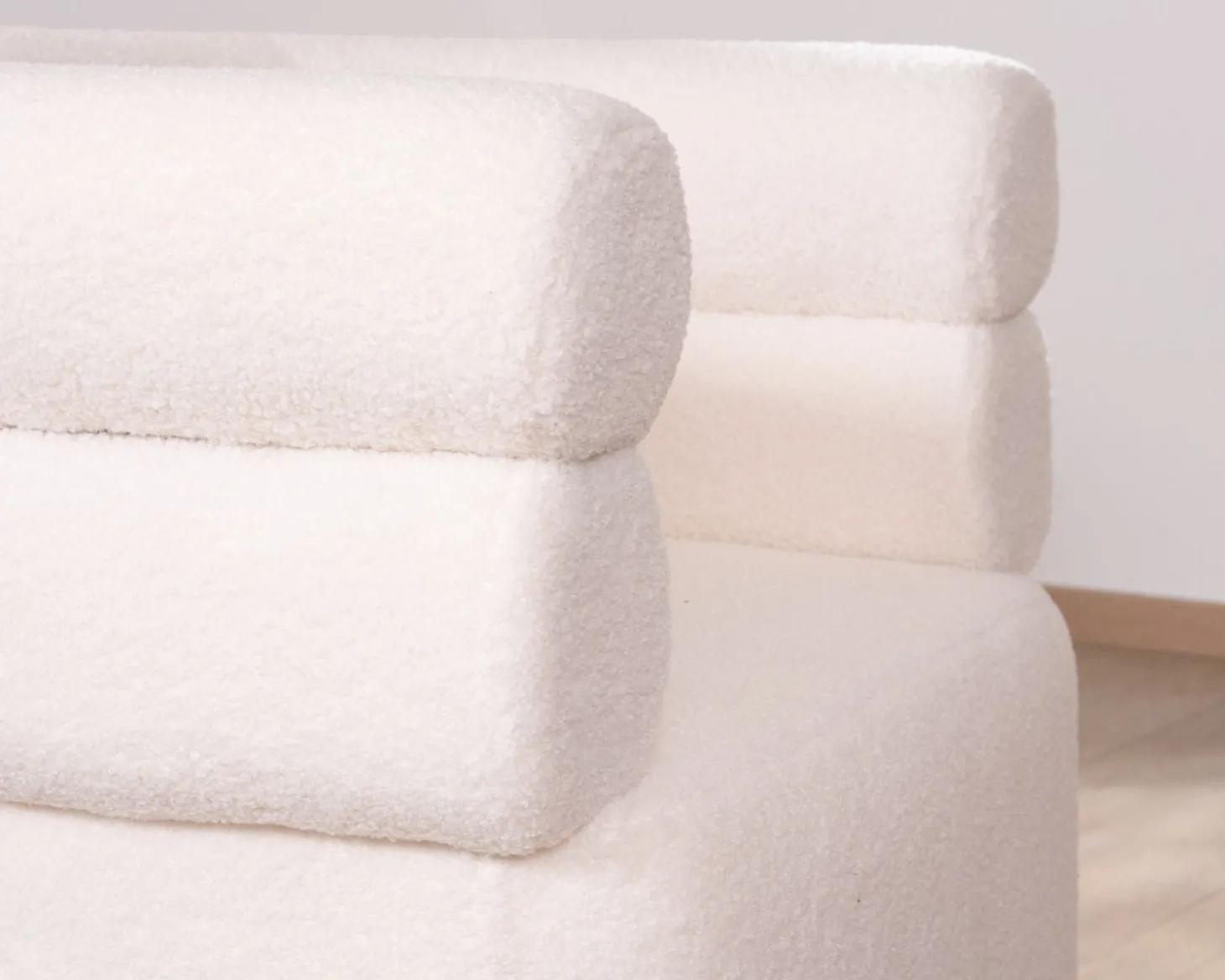Petite chauffeuse en tissu bouclette blanc design 70's "Wala"
