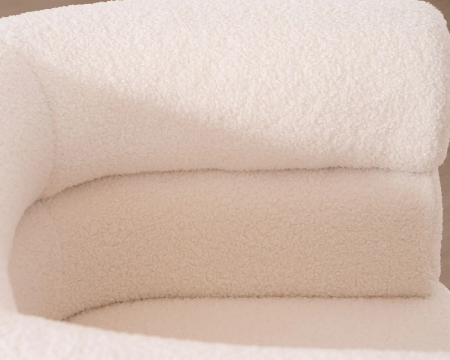Petite chauffeuse en tissu bouclette blanc design 70's "Wala"