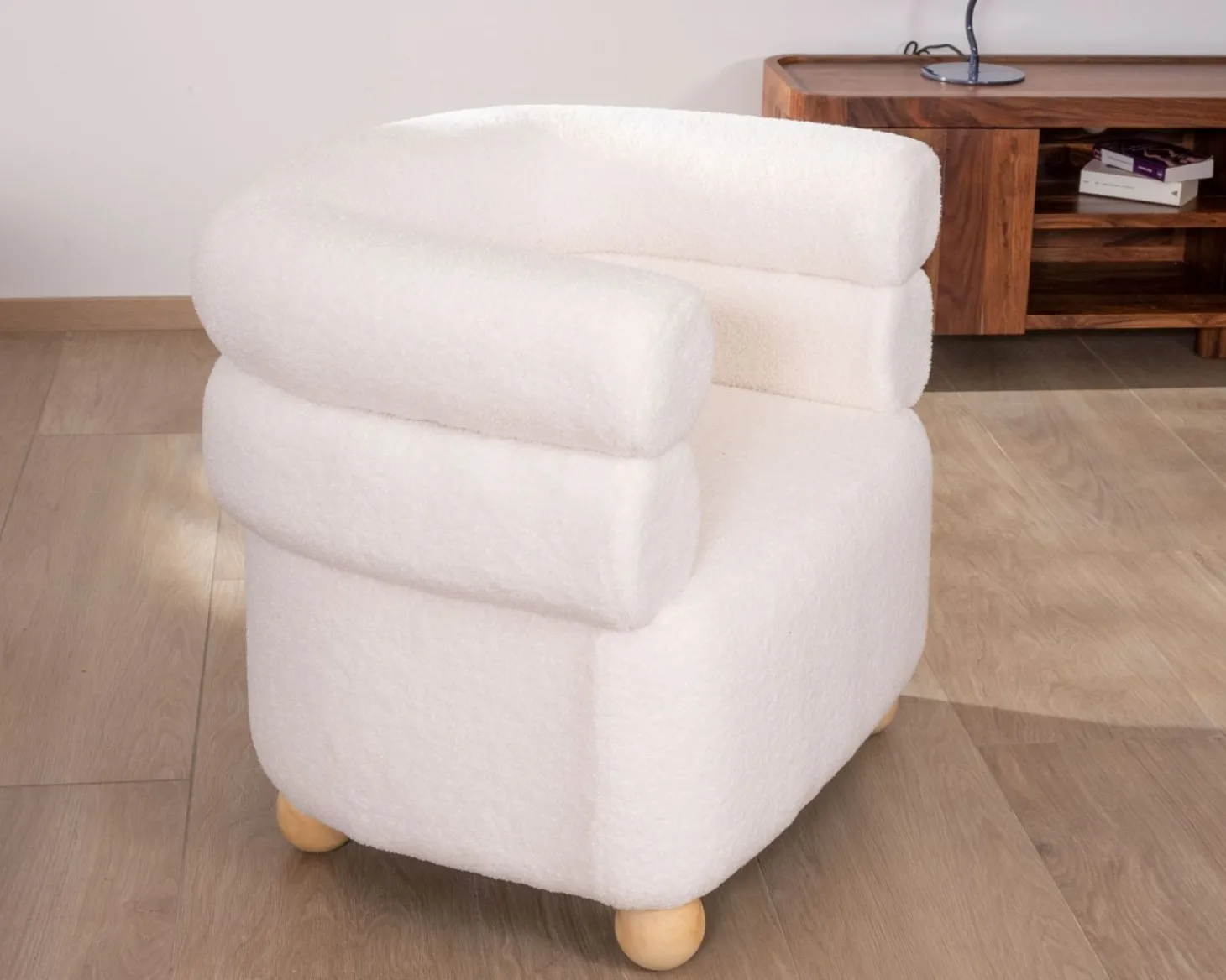Petite chauffeuse en tissu bouclette blanc design 70's "Wala"