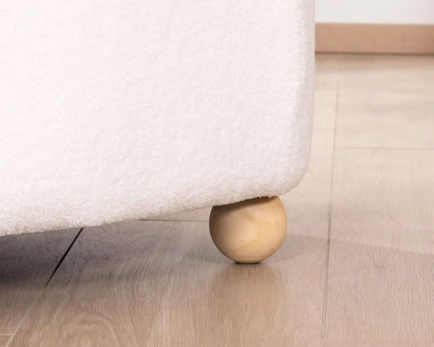 Petite chauffeuse en tissu bouclette blanc design 70's "Wala"