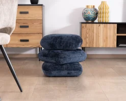 Pouf moderne pivotant « Flow » en tissu tramé bleu nuit finition satinée forme organique