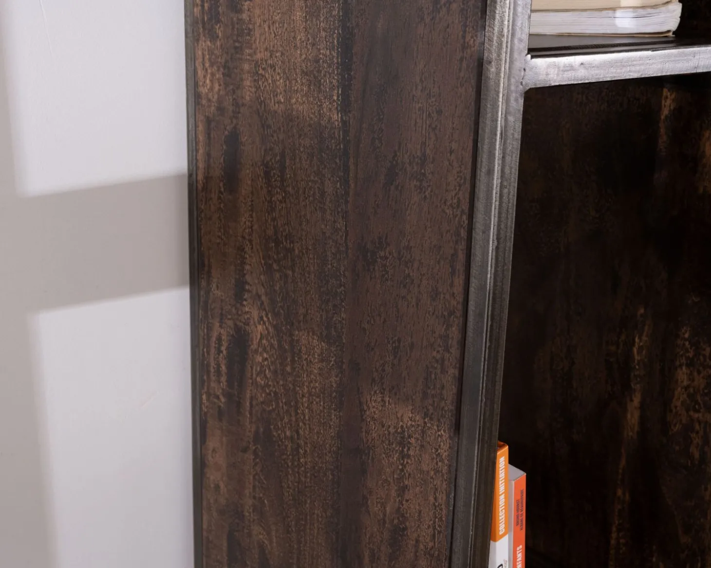 Rangement design en bois et métal "Crescendo" avec éclairage LEDs