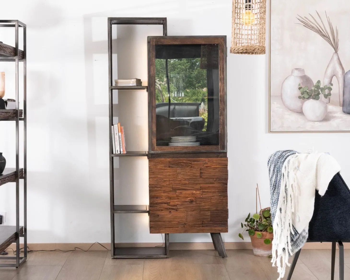 Rangement design en bois et métal "Crescendo" avec éclairage LEDs