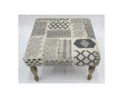 Repose-pieds gris motif patchwork et pieds en bois naturel "Sofia"
