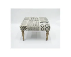 Repose-pieds gris motif patchwork et pieds en bois naturel 