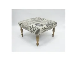 Repose-pieds gris motif patchwork et pieds en bois naturel 
