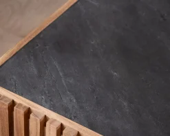 Table basse carrée avec plateau en placage pierre et structure bois ajourée 