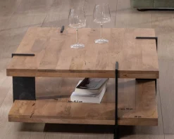 Table basse design avec double plateau carré en bois et pieds métal 