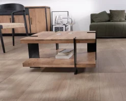 Table basse design avec double plateau carré en bois et pieds métal 