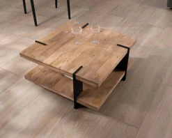 Table basse design avec double plateau carré en bois et pieds métal 