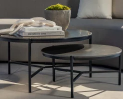 Table basse design noire plateau céramique et structure 3 pieds "Sokha Beach" diamètre 126 cm