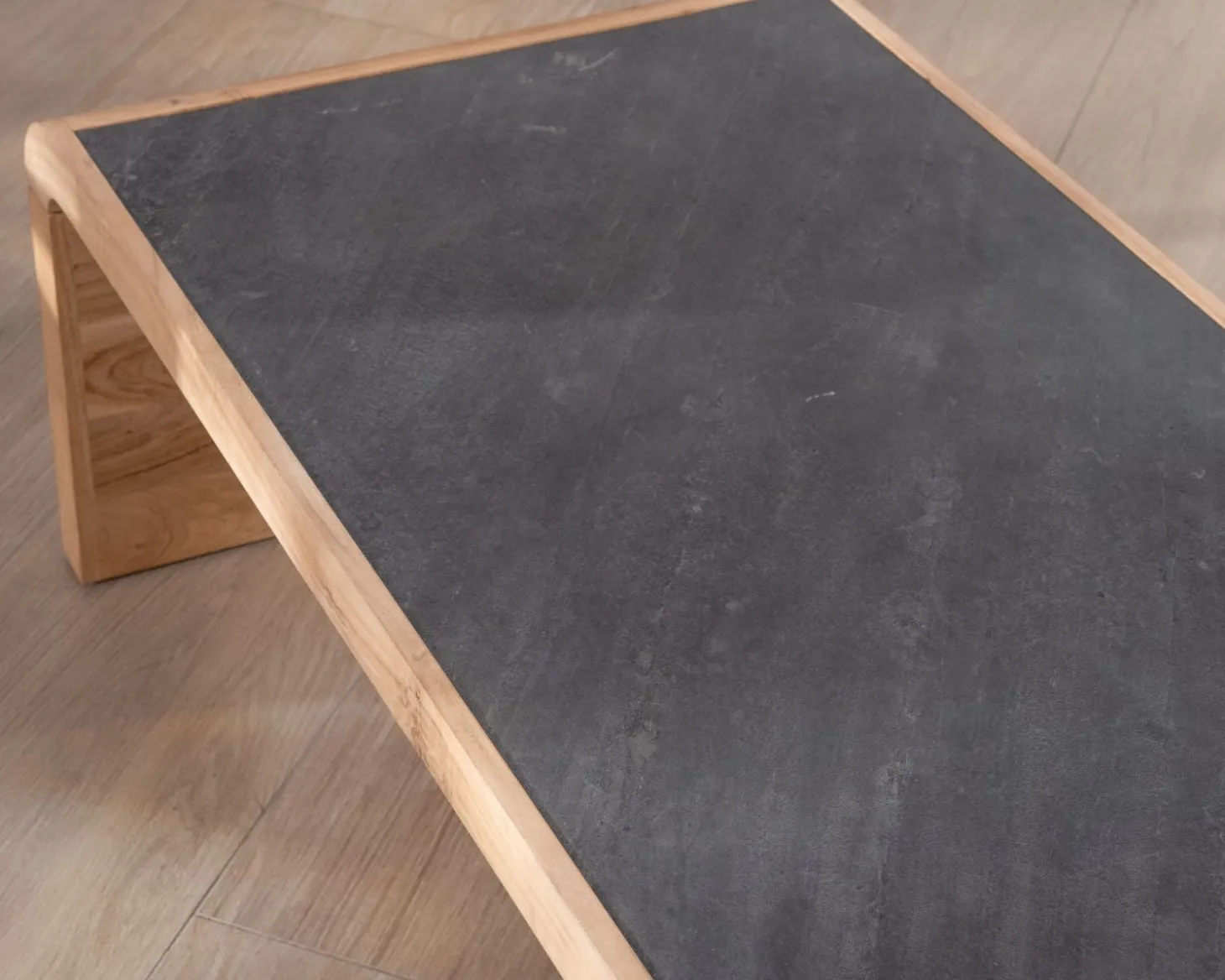 Table basse design retro avec plateau placage pierre "Pikto"