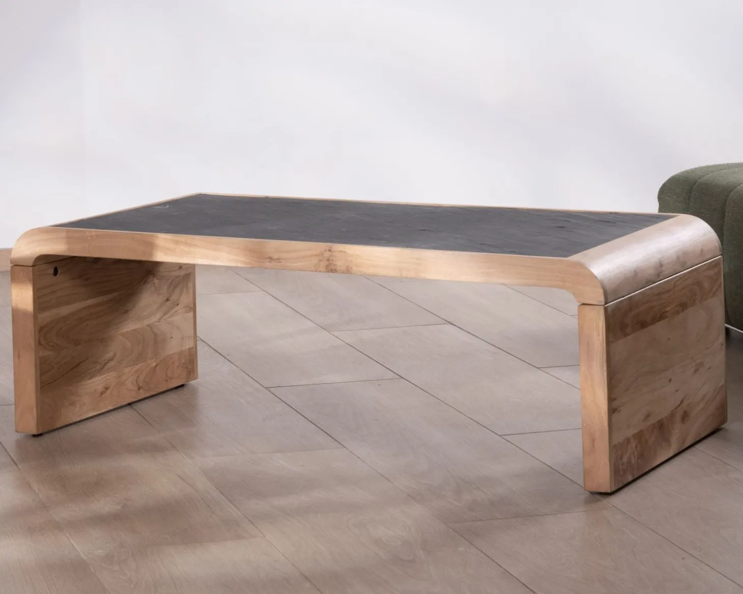 Table basse design retro avec plateau placage pierre "Pikto"