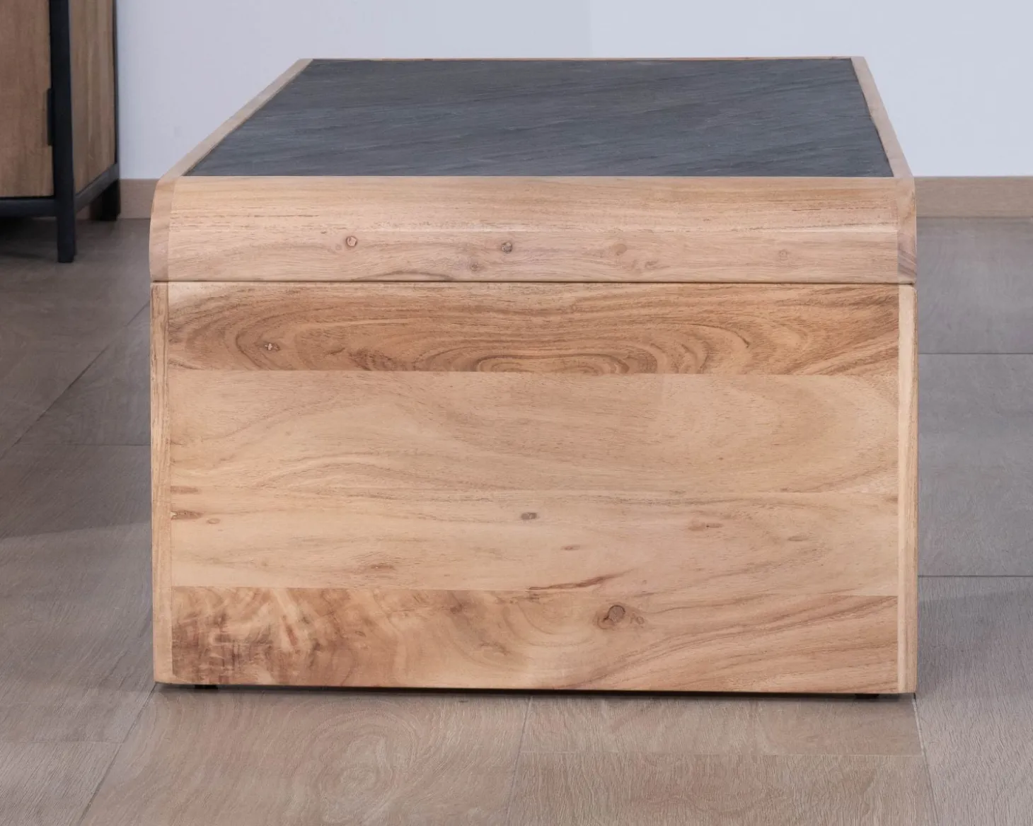 Table basse design retro avec plateau placage pierre "Pikto"
