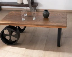 Table basse en bois de récupération avec roues en métal 