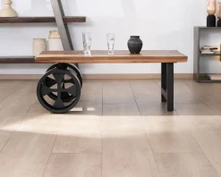 Table basse en bois de récupération avec roues en métal 