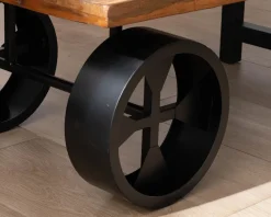 Table basse en bois de récupération avec roues en métal 