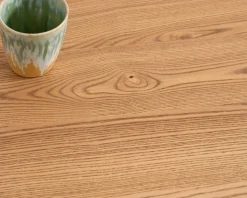 Table basse esprit newtro en bois massif naturel et noir "Sydney" avec portes coulissantes