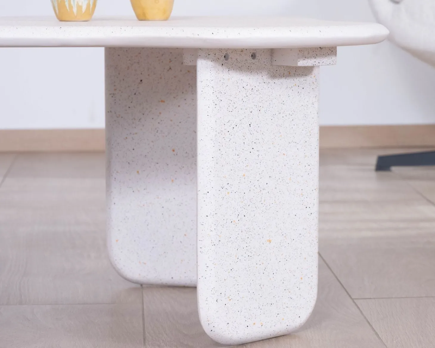 Table basse forme organique aspect terrazzo "Naura"