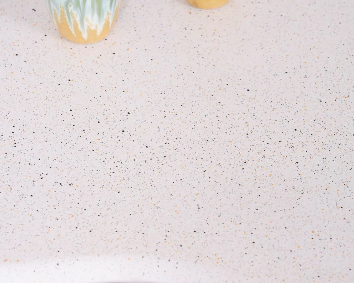 Table basse forme organique aspect terrazzo "Naura"