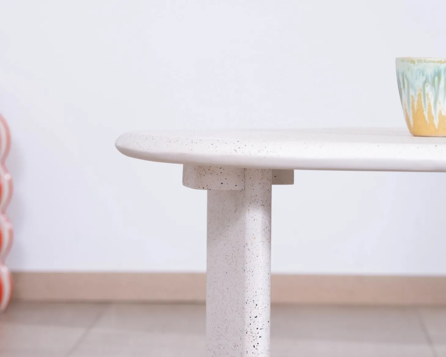 Table basse forme organique aspect terrazzo "Naura"