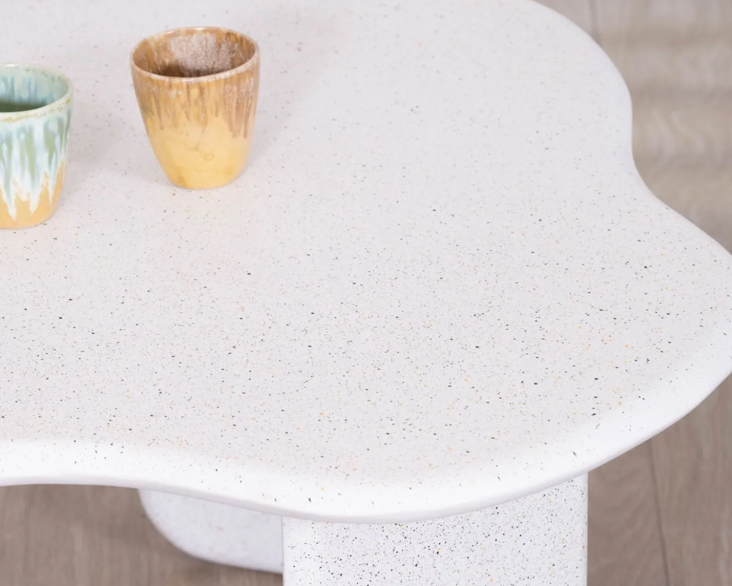 Table basse forme organique aspect terrazzo "Naura"
