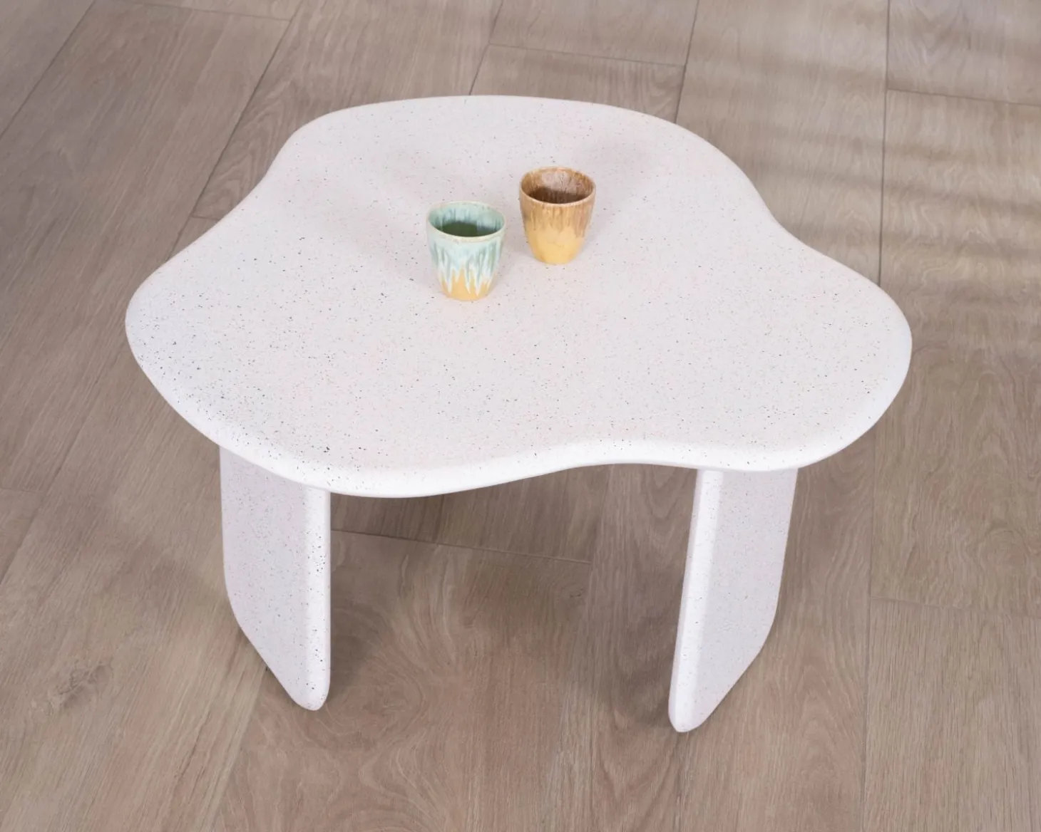 Table basse forme organique aspect terrazzo "Naura"